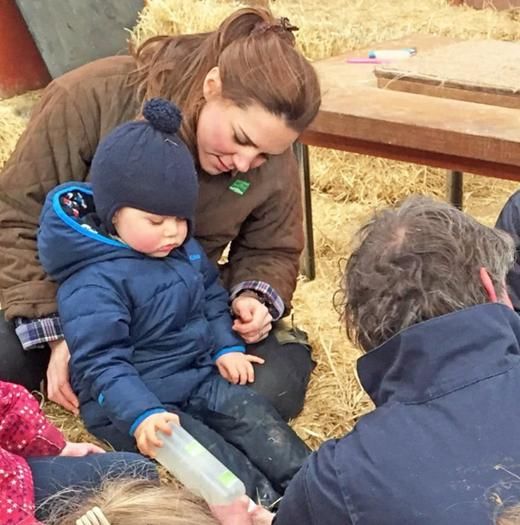 凯特王妃私下带娃，大花裤土到掉渣，网友:差点没认出!