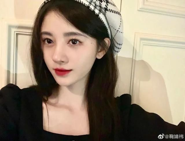  春天都：全网都在仿的Jennie粉嫩蜜桃妆，今年哪里不一样？