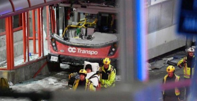 恐怖！加拿大双层公交车高速撞向车站，顶层被削，酿3死23伤