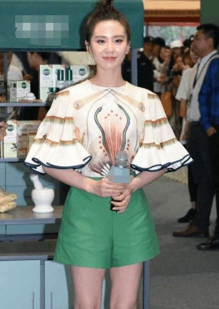 刘诗诗穿衣太大胆,紧身裤把下面都勒成这样了,网友:根本遮不住