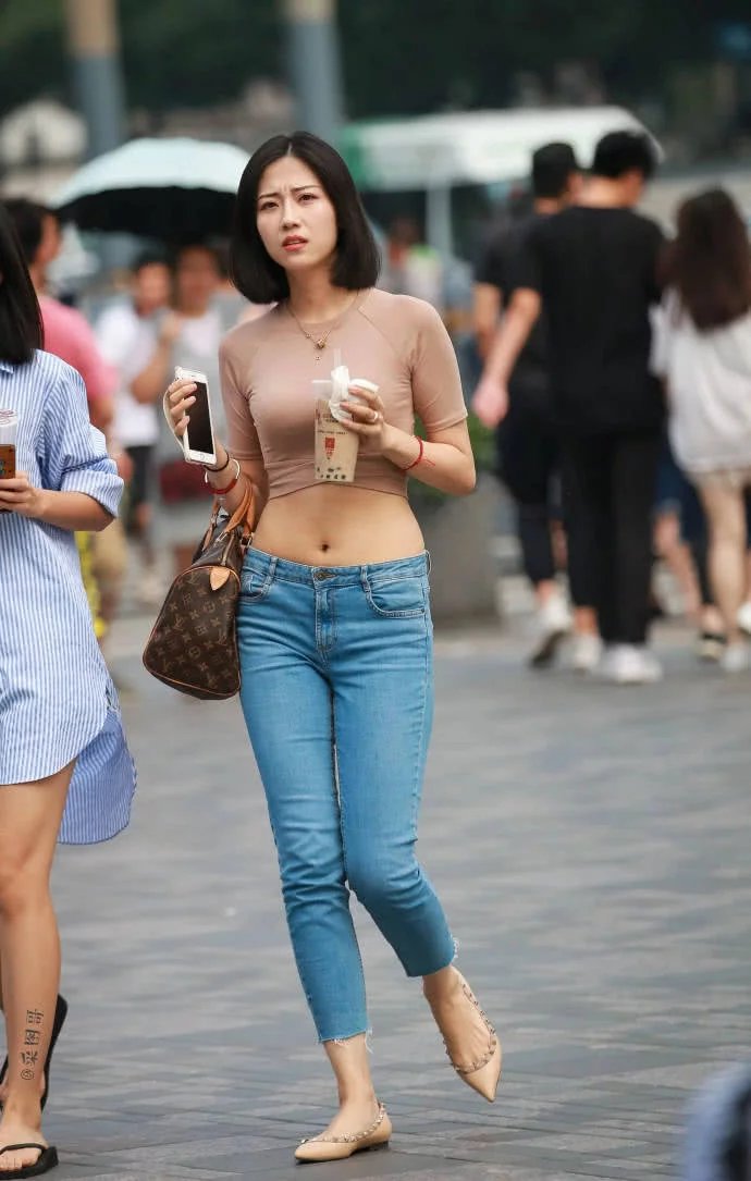 街拍：身材如此风韵的成熟美女，时尚紧身牛仔裤背影迷人