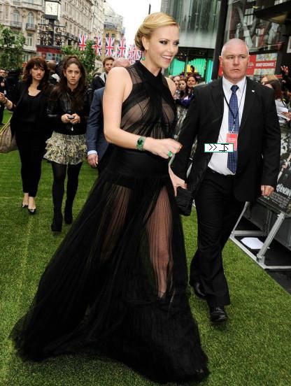 查理兹塞隆黑色雪纺长裙亮相 隐约秀美腿，网友：说她18我都信