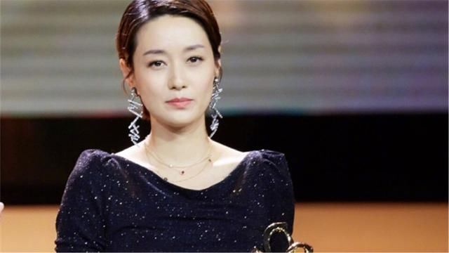 “吊带裙、牛仔裤、拖鞋”的标配，让她自称是“批发商”！