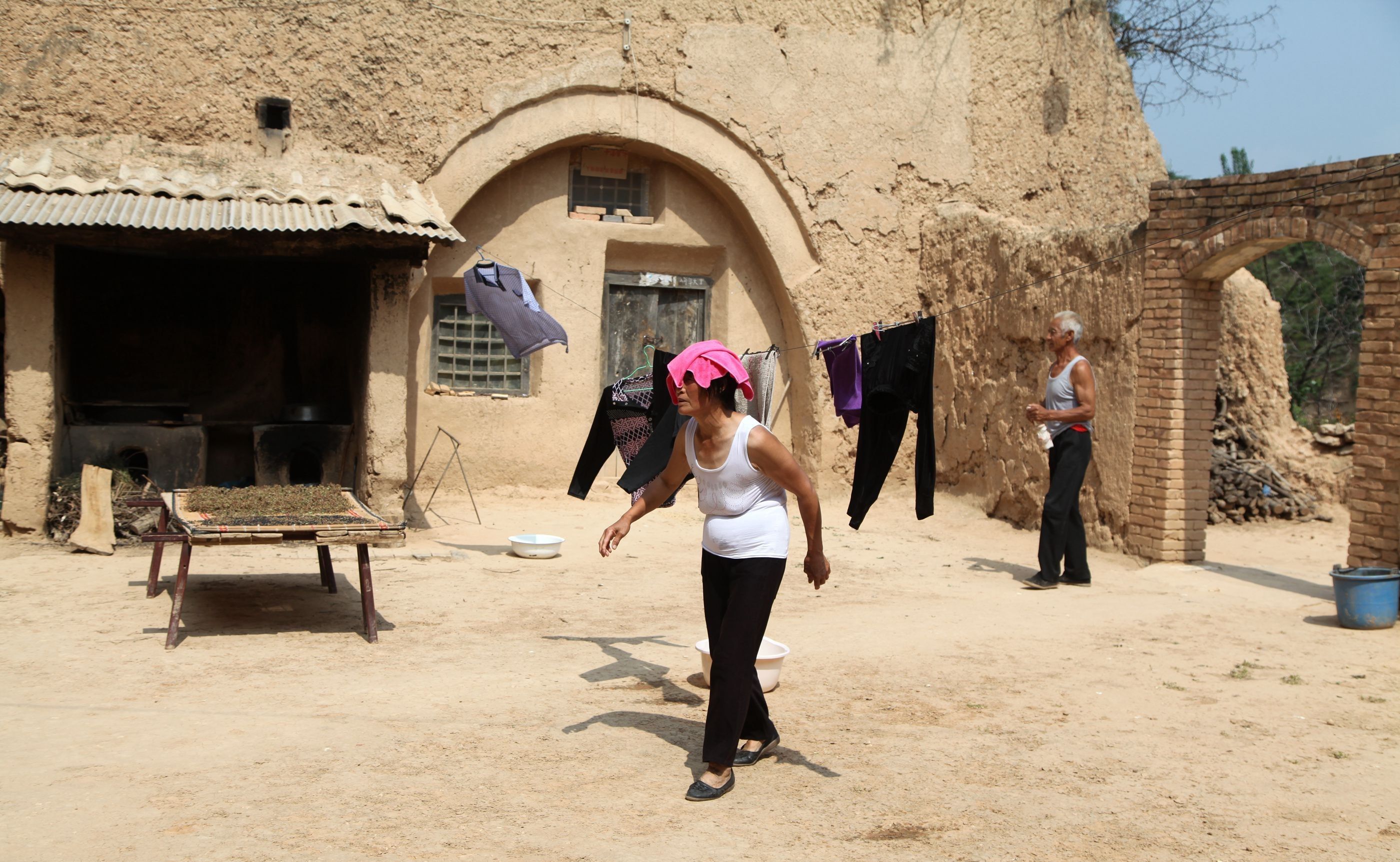 40多度高温天，实拍山西农村地坑院里人们的真实生活状态
