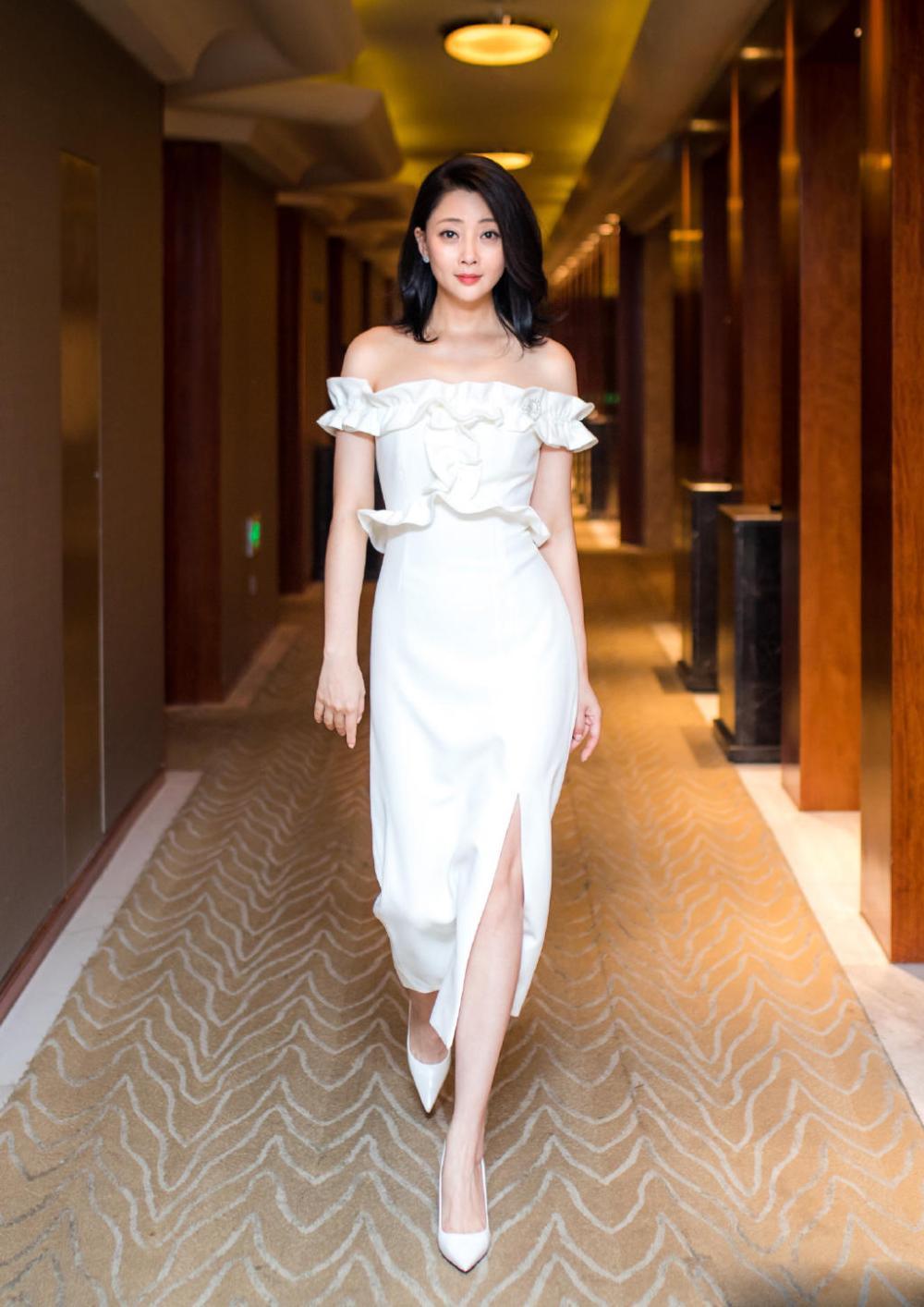 86斤唐嫣与92斤殷桃同穿白色连衣裙, 网友: 微胖就是比干瘦好看!
