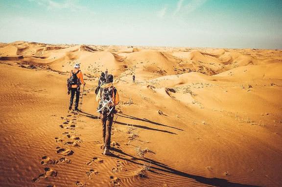 中国治沙“包工头”，每天工资20元，21年把2万沙漠变绿洲！