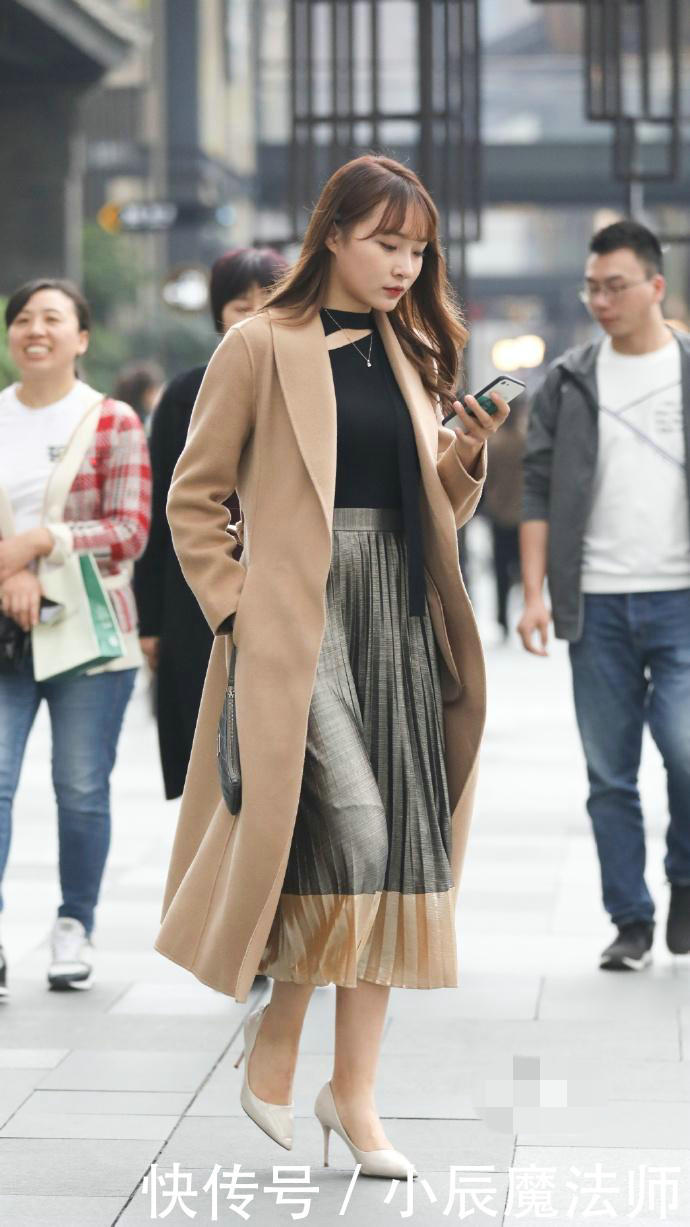  穿着：美女标准的职业装打扮，精致感十足，展现出时尚的魅力来