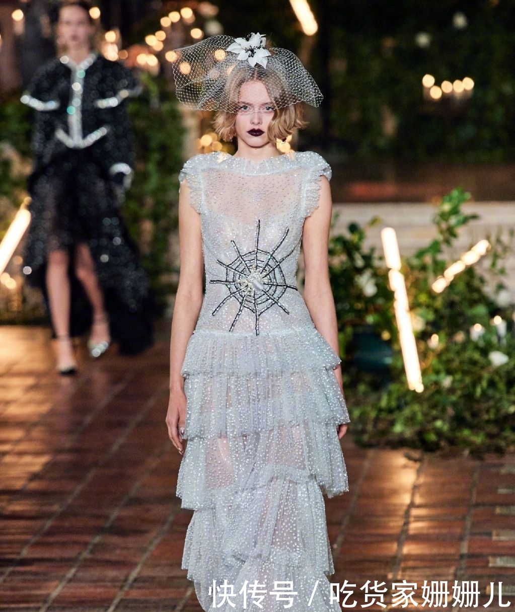 感觉:Rodarte 2020秋冬系列,经典吸血时尚又复古,复古黑暗且不失浪漫