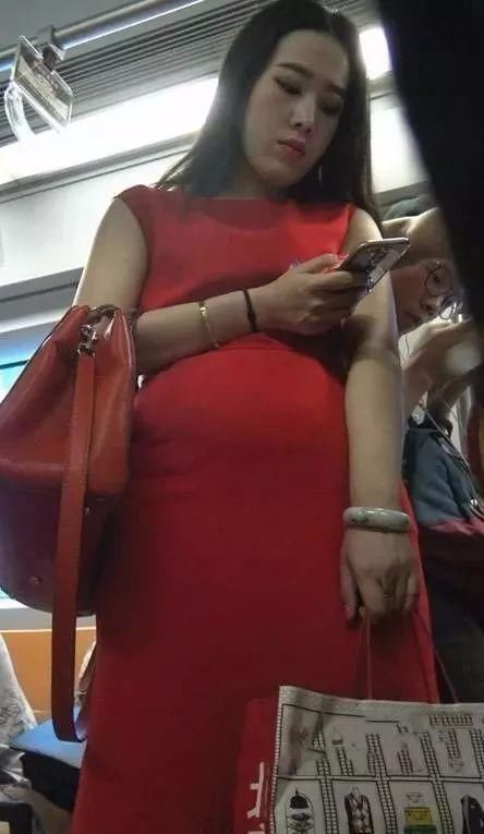 街拍美女:性感艳丽的红色连衣裙美女