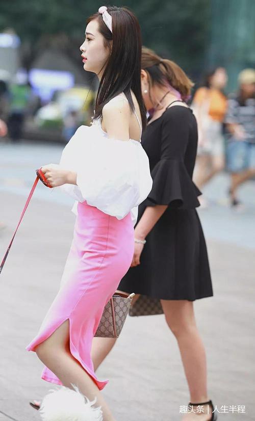 街拍:身材窈窕美女身穿抹胸长裙,街头遛狗!