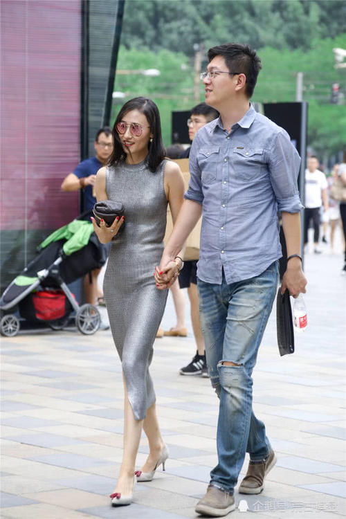  着自己@亮面的无袖紧身裙，显身材曲线，搭配高跟鞋更衬托气质