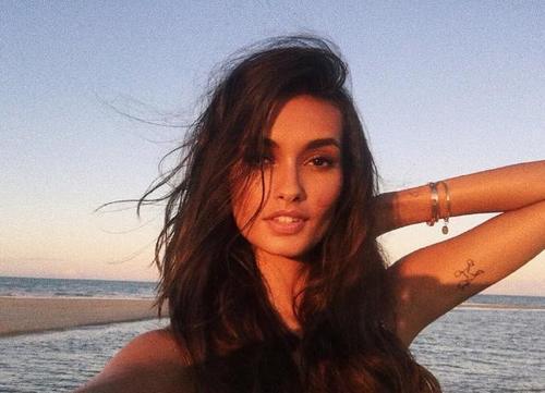 还记得那个扶起奚梦瑶的巴西维密天使么 人美心善