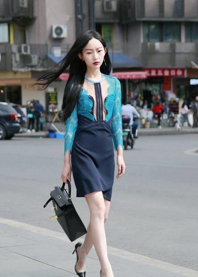 『 青春活力』热裤展现青春活力，像谁的初恋吗，街拍美女：身穿衬衫的姐姐出街