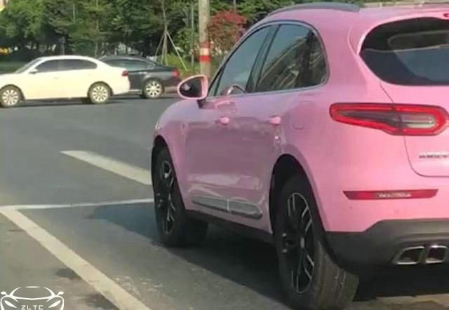  『粉色』巧遇粉红色女神定制版SUV，18万的车，给出卡宴的气魄