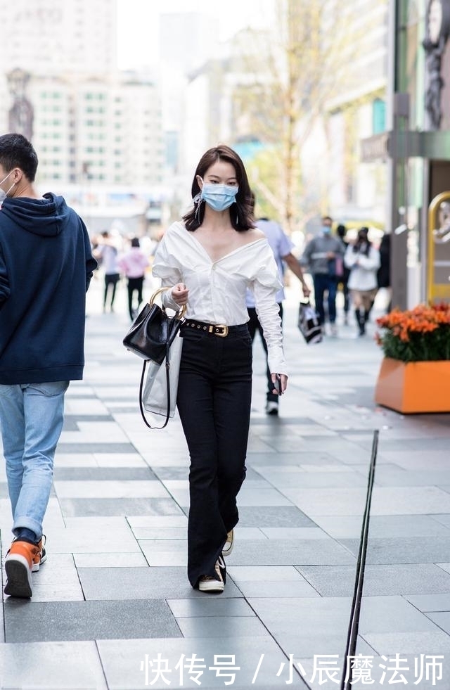  气质|路人街拍，短款的牛仔短裤搭配短款的上衣，显瘦又显高