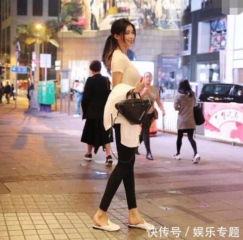 性感姐姐时尚街拍纯白色T恤搭配一款黑色的紧身热裤,凸显迷人好气