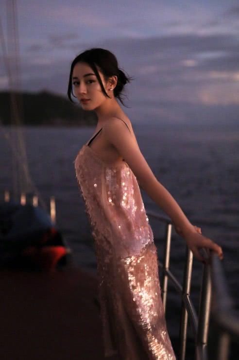 迪丽热巴荷尔蒙炸裂，穿“鱼鳞裙”现身海边，简直是行走的画报！