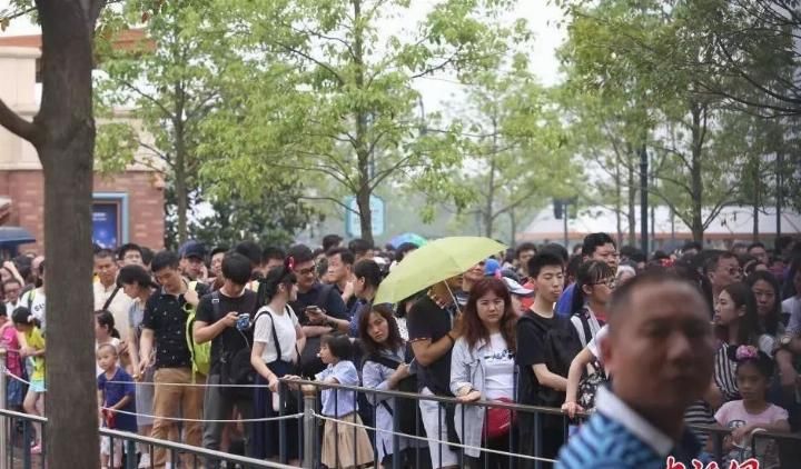 上海迪士尼道歉了，但网友的质疑更多了