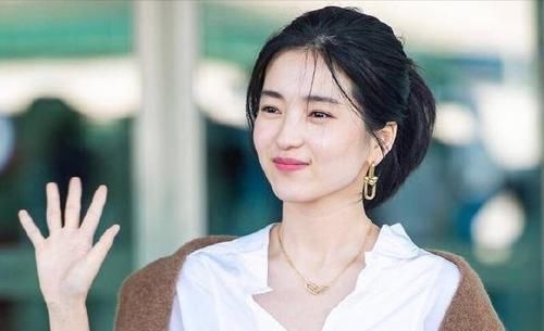  『气质』韩国又一女神火了，金泰梨衬衣配阔腿裤，搭个毛衣气质淡雅出众