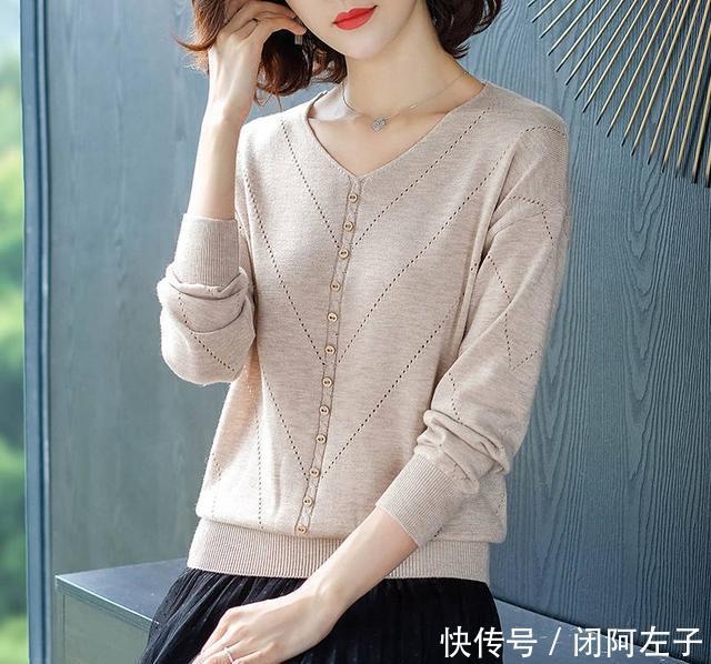  [气质]再粗糙的女人，春天备上几款冰丝衫，时髦利落，搭双矮跟鞋特迷人