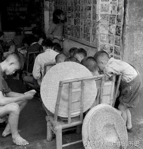 这是1959年的四川成都,小孩子很可爱,打牌的老