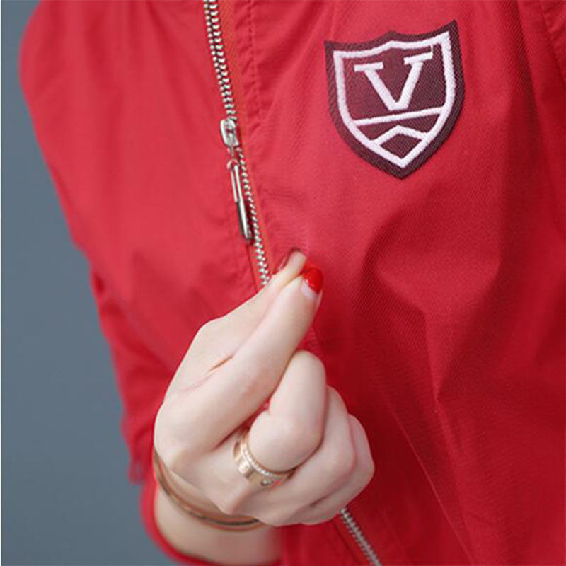 秋天早晚转凉，聪明的媳妇穿上薄外套，显瘦又御寒，简直棒极了