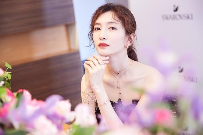 江疏影亮相某活动 身着黑色亮片抹胸连衣裙 尽显优雅的气质