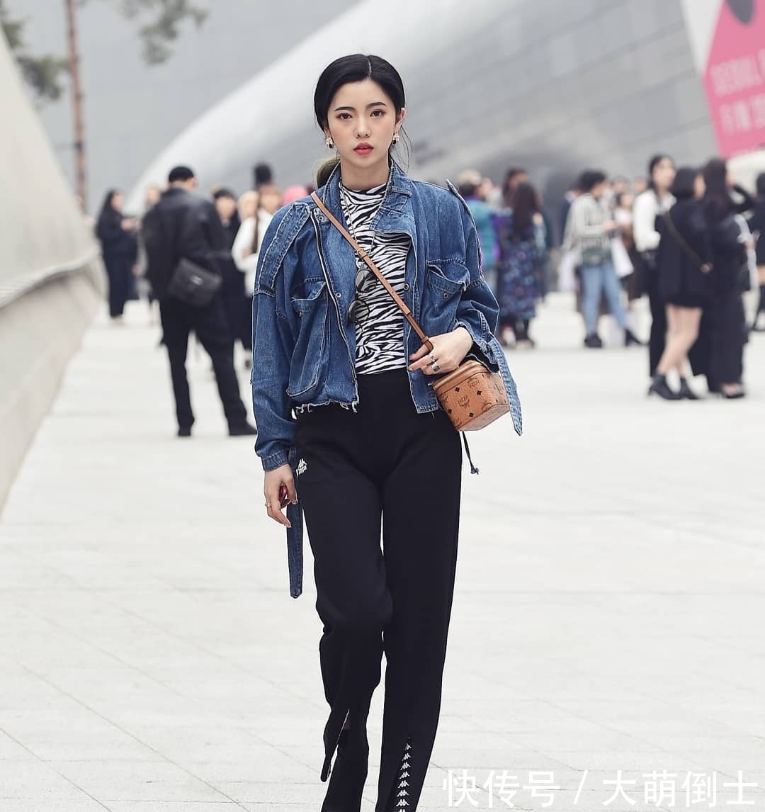  #美女身穿#时尚路人街拍，街头都是穿着时髦的小姐姐