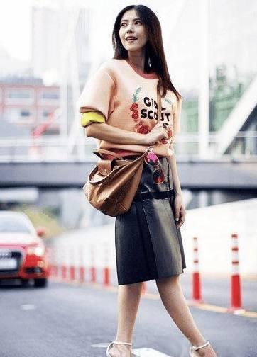 久未露面的高圆圆穿一字肩开叉裙现身,不小心穿成一字肩最美的