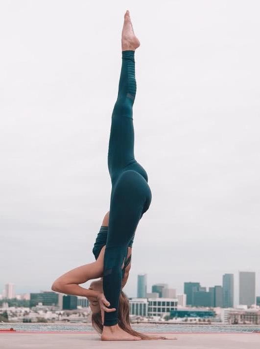 时尚小萌妹“紧身”瑜伽裤,姿势太到位,让网友直言:肾有点吃不