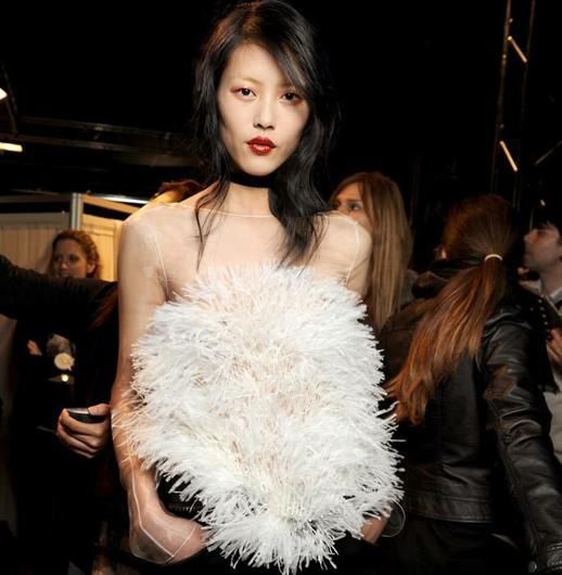 “中国第一超模”刘雯厉害了,上衣只用羽毛装饰,造型无人敢模仿