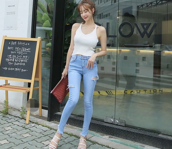 街拍美女：紧身牛仔裤兼具优雅简约风，尽显女人之美！