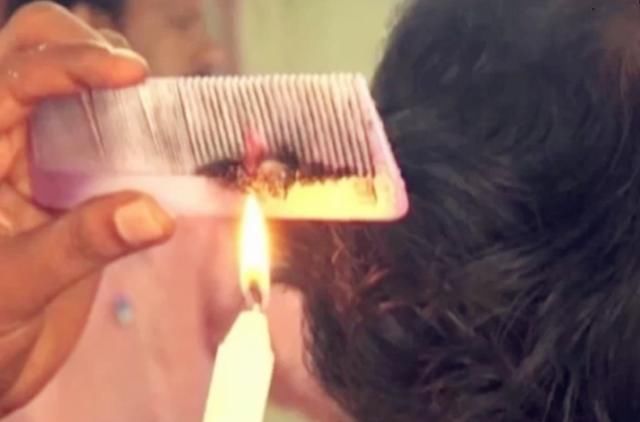 印度男子用火焰理发,顾客慕名前来,只想烧焦头发