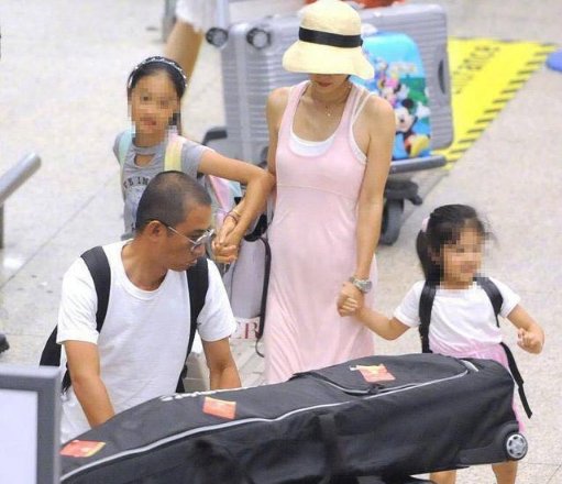 42岁马伊琍真大胆，粉色长裙印出三角区，网友:比姚笛美多了