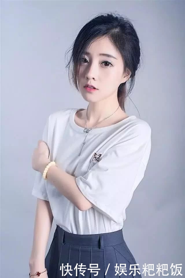 冯提莫又上男人装了,这次着装看了有种说不出