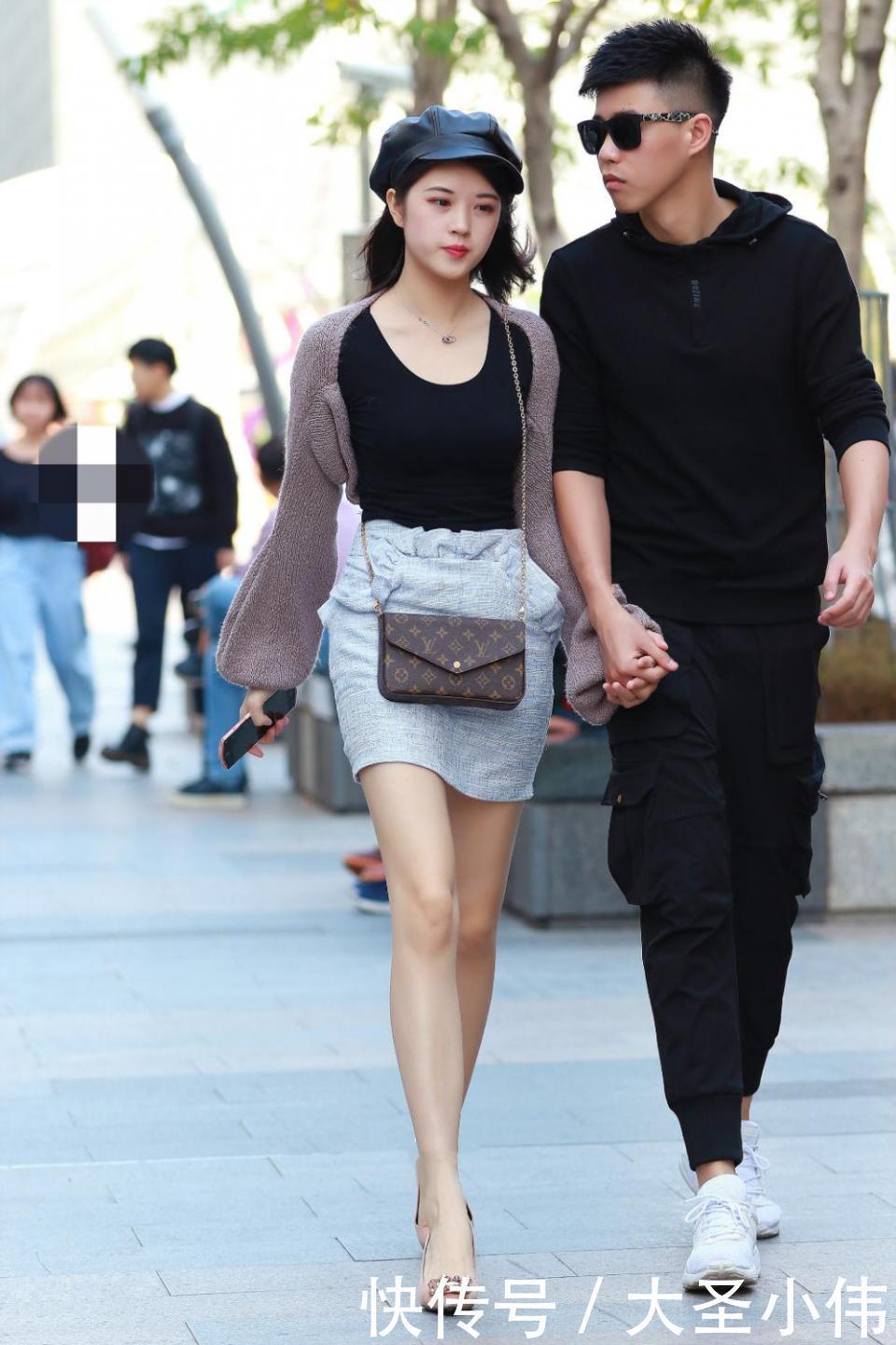 美女|街拍美女:短裙美女白到发光的皮肤让人非常羡慕