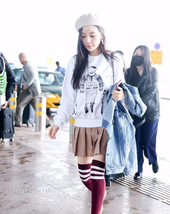  #女人味#今春火了一种“混搭穿法”,叫“卫衣+百褶裙”,穿出优雅女人味