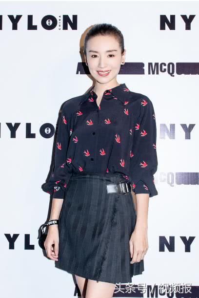 董洁亮相机场，穿紫色毛衣搭配运动长裤，网友：真不嫌热