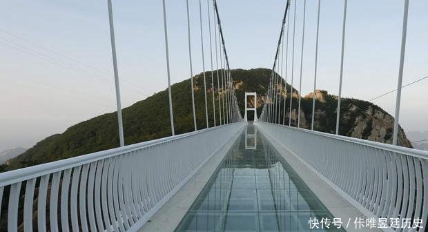 质疑中国张家界玻璃桥, 外国人一锤下去, 在场所有人都尴尬了