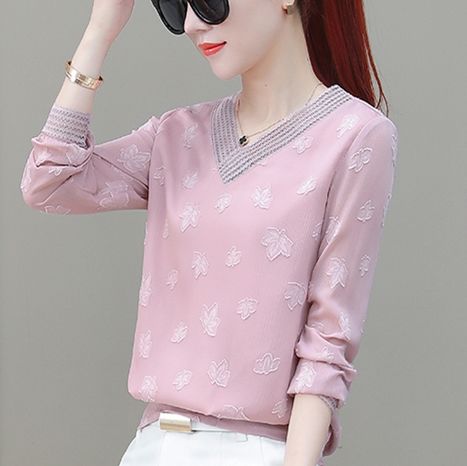 长得漂亮还要会打扮，时下超火的气质小衫配小脚裤，温柔又不凉