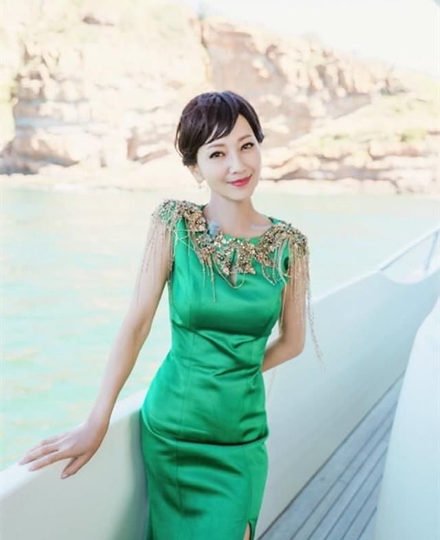 63岁赵雅芝穿超短裤，拍照都要用包包挡！网友：我都替你害羞