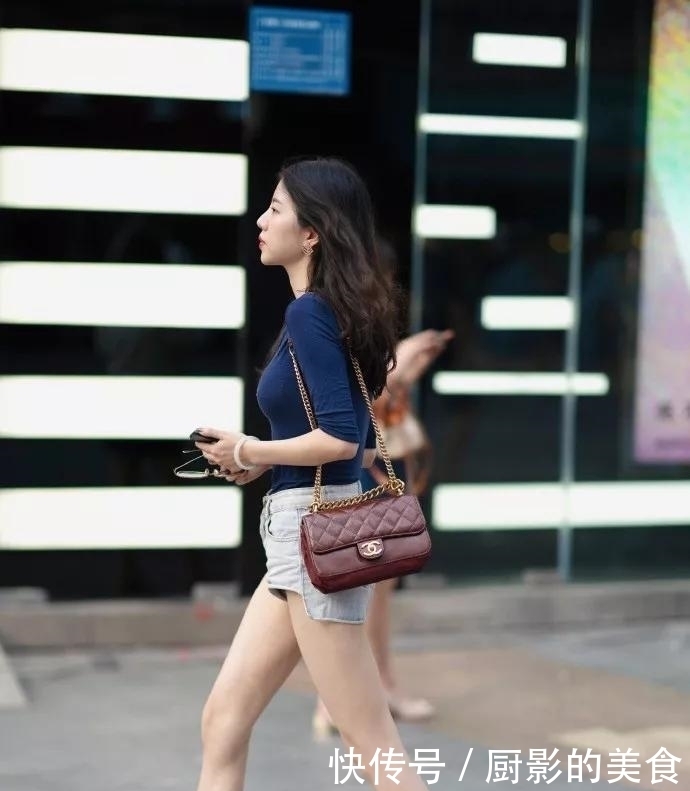  『小姐姐』高跟鞋让女性大秀美腿，穿出时尚的气质