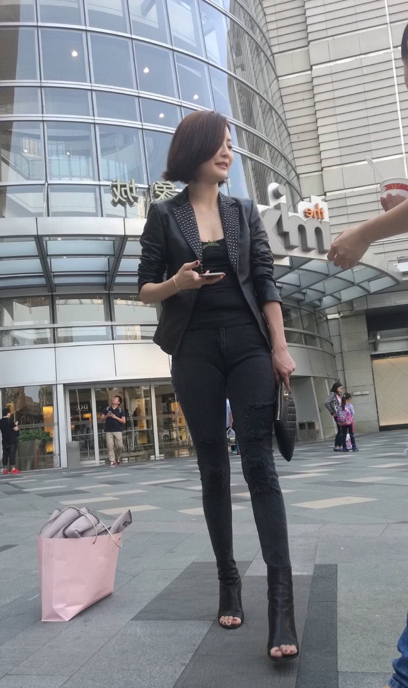 辣妈皮衣搭配牛仔裤曲线凹凸有致，穿高跟鞋带娃很随意，霸气十足