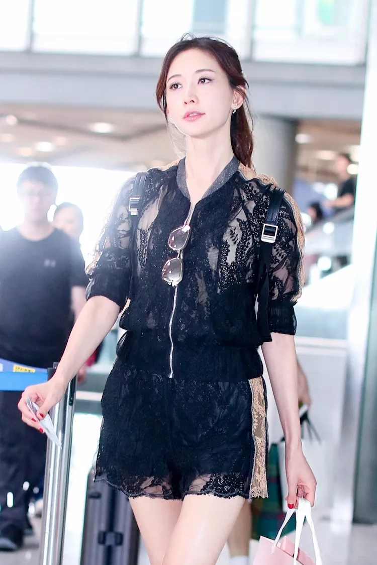 林志玲真厉害，透视蕾丝穿的这么高级，网友：44岁跟24岁一样