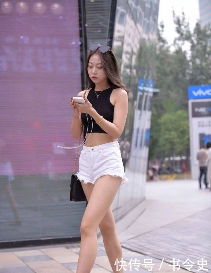  「穿搭」街拍偶遇不穿内衫的小姐姐，粉色V领衫，谁与争锋