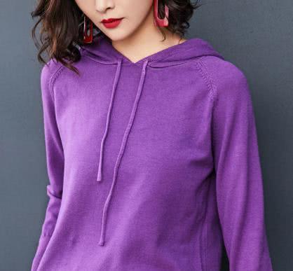 马上就到中秋，别买风衣了！今年流行穿洋气卫衣，显瘦显嫩超养眼