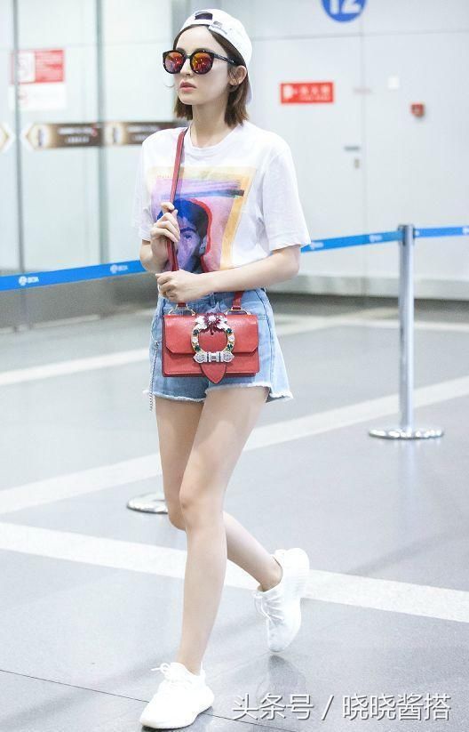 街拍：小姐姐们穿热裤去逛街，难道不怕白嫩的大长腿会晒黑？