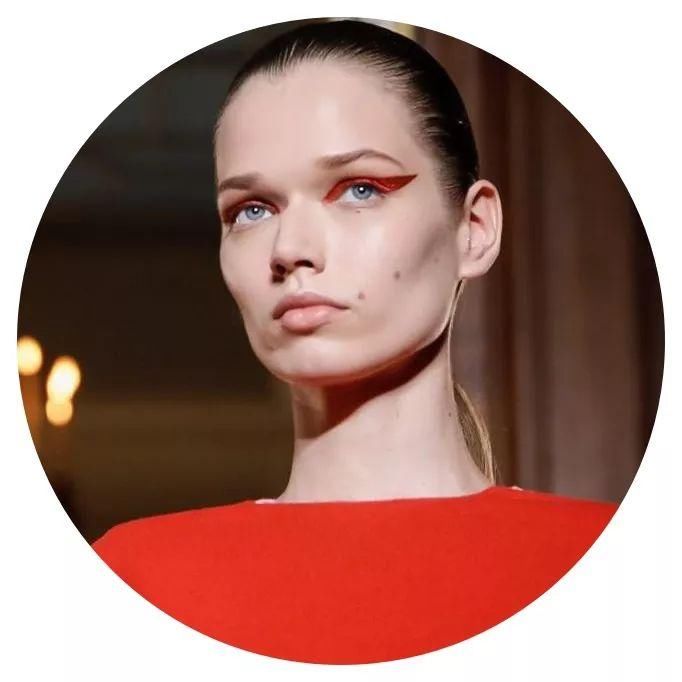 花团包围脸庞，羽毛变成云朵，世界上没有Valentino不敢做的少女