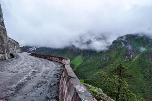 中国最难修的公路，全程117公里却用了50年，如今成为自驾游圣地