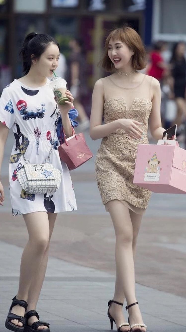 性感街拍丨满屏都是优雅大长腿，点进来你可能会晕腿!